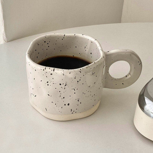 Keramický minimalistický hrnek s ouškem - 275 ml puntíkovaný