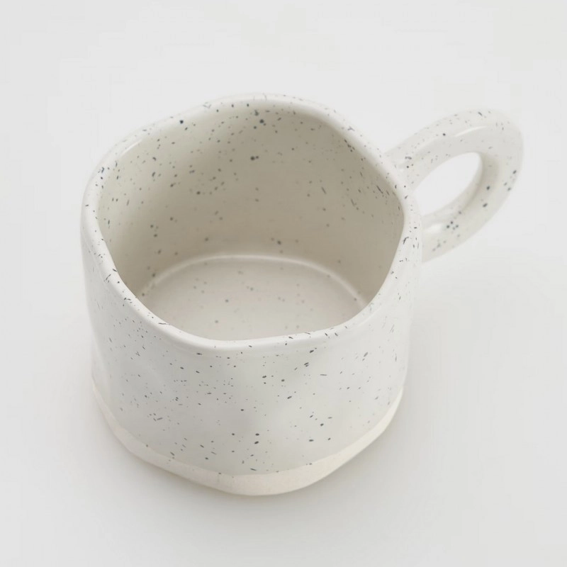 Keramický minimalistický hrnček s uškom - 275 ml bodkatý