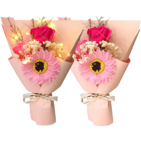 Kytica voňavých mydlových kvetov v darčekovej krabičke s LED svetielkami