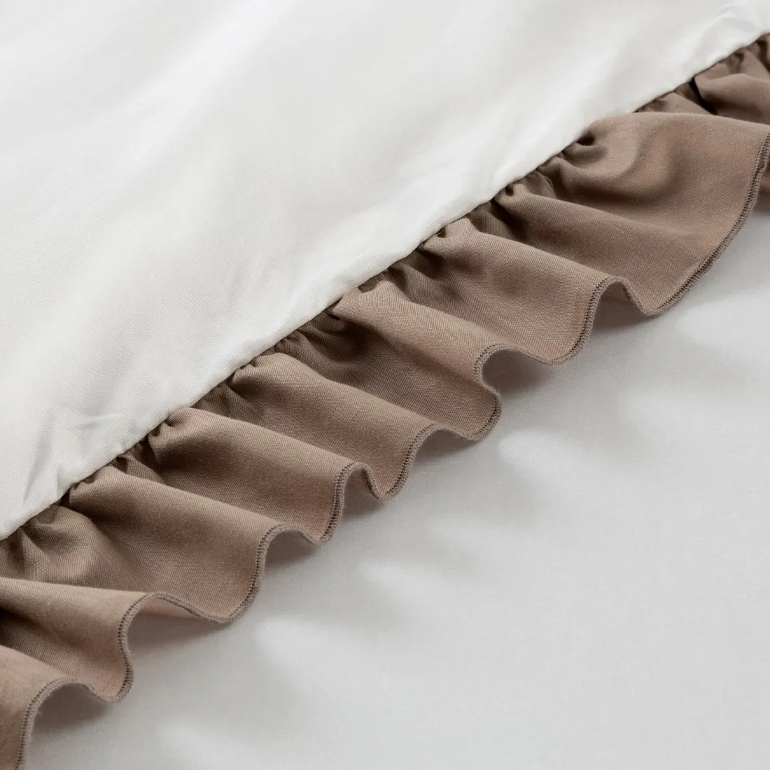 Posteľné obliečky Eliza zdobené kontrastným volánom - hnedé 220x200 cm