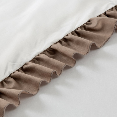 Posteľné obliečky Eliza zdobené kontrastným volánom - hnedé 220x200 cm