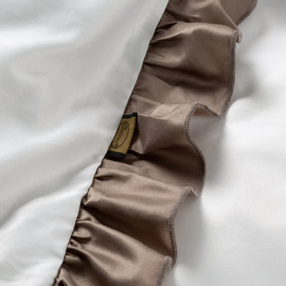 Posteľné obliečky Eliza zdobené kontrastným volánom - hnedé 220x200 cm