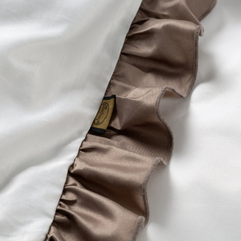 Posteľné obliečky Eliza zdobené kontrastným volánom - hnedé 220x200 cm