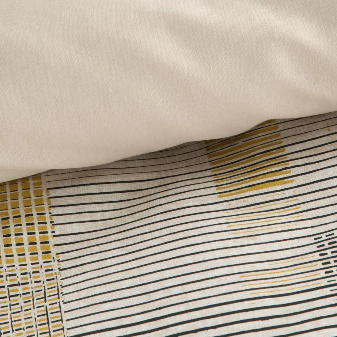 Posteľné obliečky LEA so saténovou väzbou a geometrickou potlačou 220x200 cm