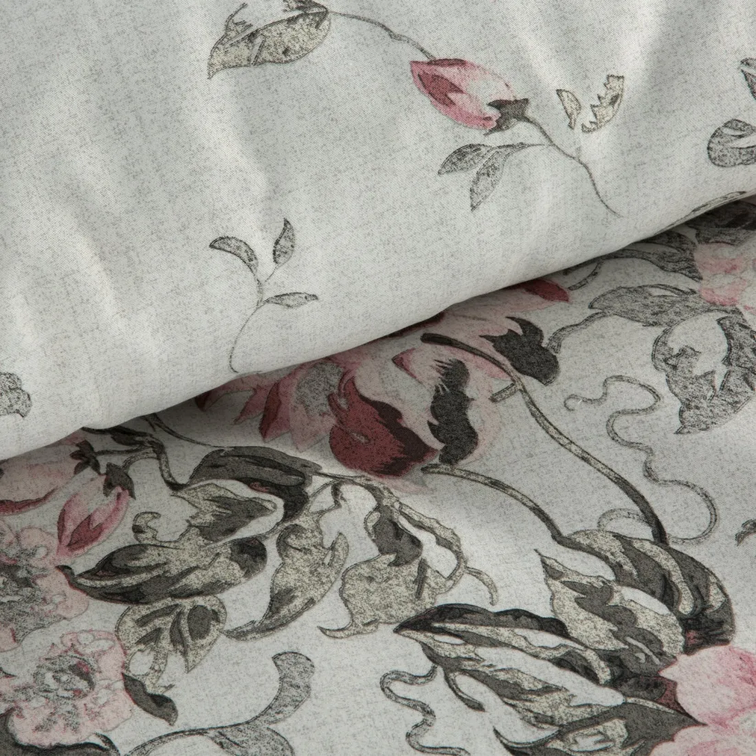 Posteľné obliečky Lea so saténovou väzbou a kvetinovou potlačou 220x200 cm