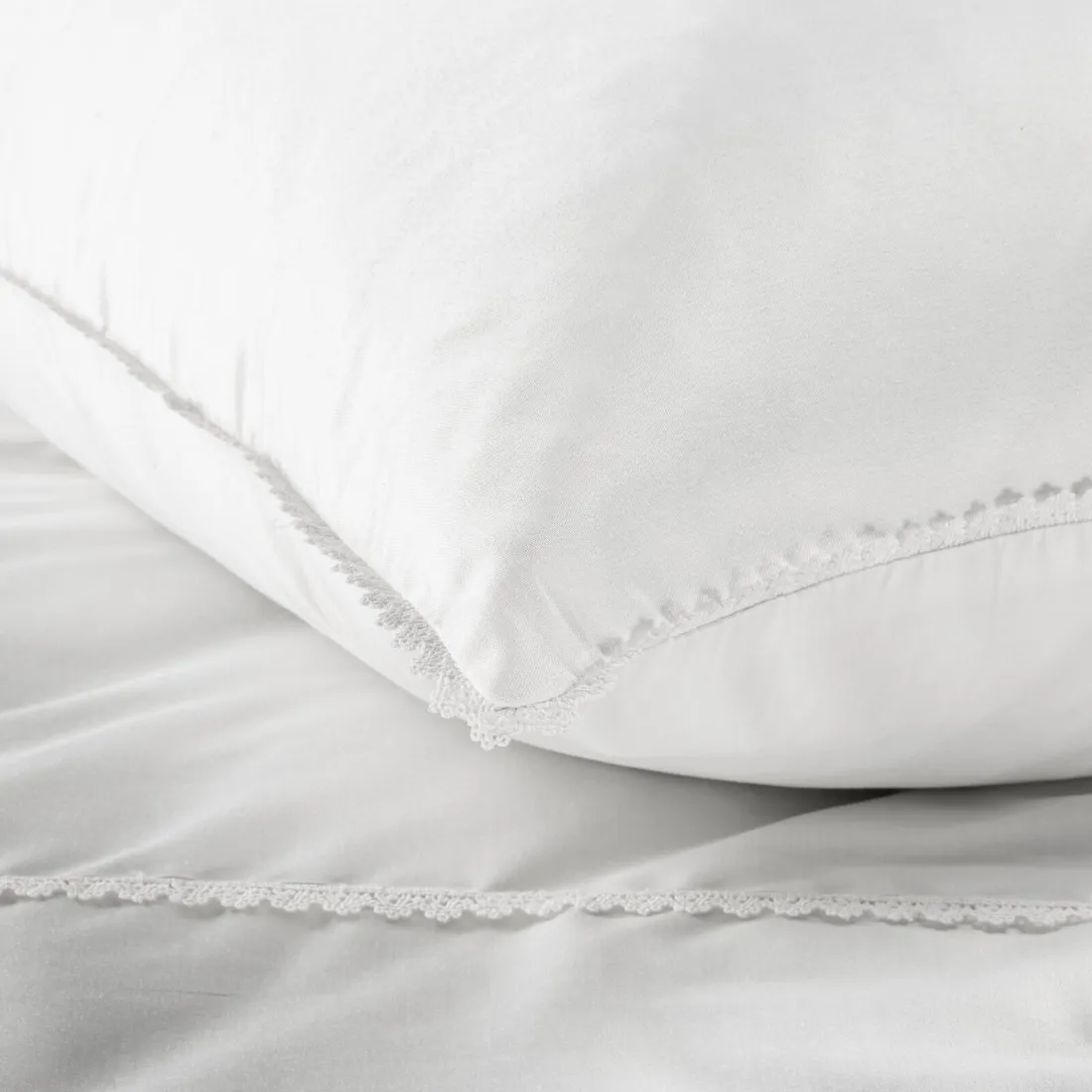 Ložní povlečení Linda zdobené jemnou krajkou - bílé 220x200 cm