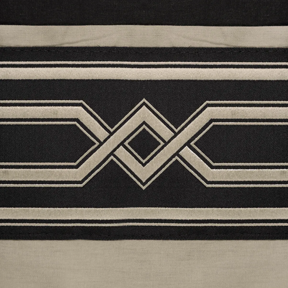 Ložní povlečení Reina zdobené vyšívanou aplikací z bavlny renforcé 220x200 cm - černé