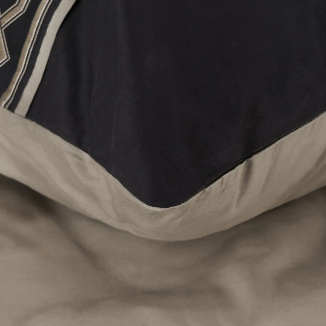 Ložní povlečení Reina zdobené vyšívanou aplikací z bavlny renforcé 220x200 cm - černé