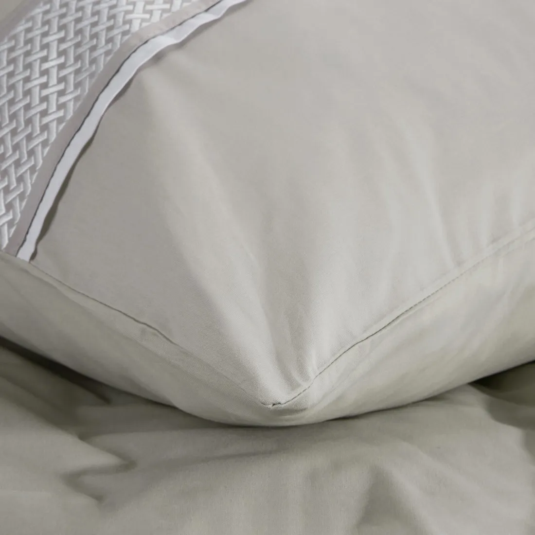 Ložní povlečení Reina zdobené vyšívanou aplikací z bavlny renforcé 220x200 cm - šedé