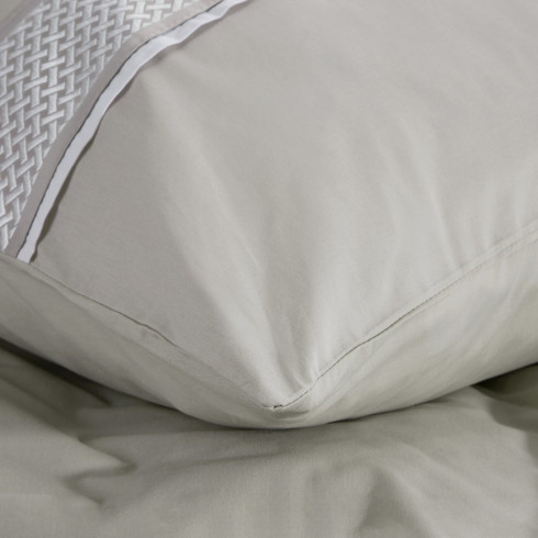 Posteľné obliečky Reina zdobené vyšívanou aplikáciou z bavlny renforcé 220x200 cm - šedé