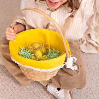 Velikonočna košara obložena z rumeno tkanino