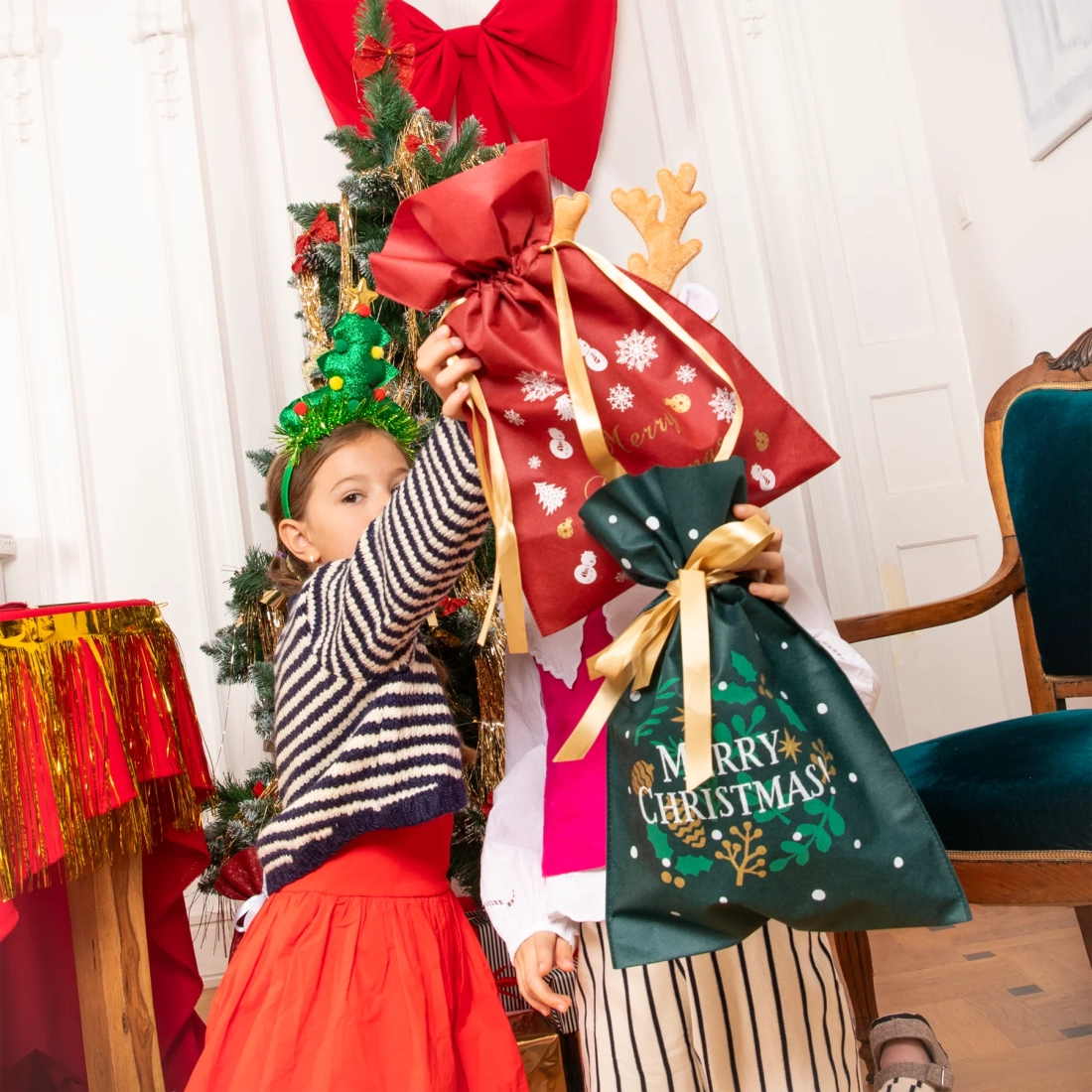 Karácsonyi ajándékzsák masnival – piros