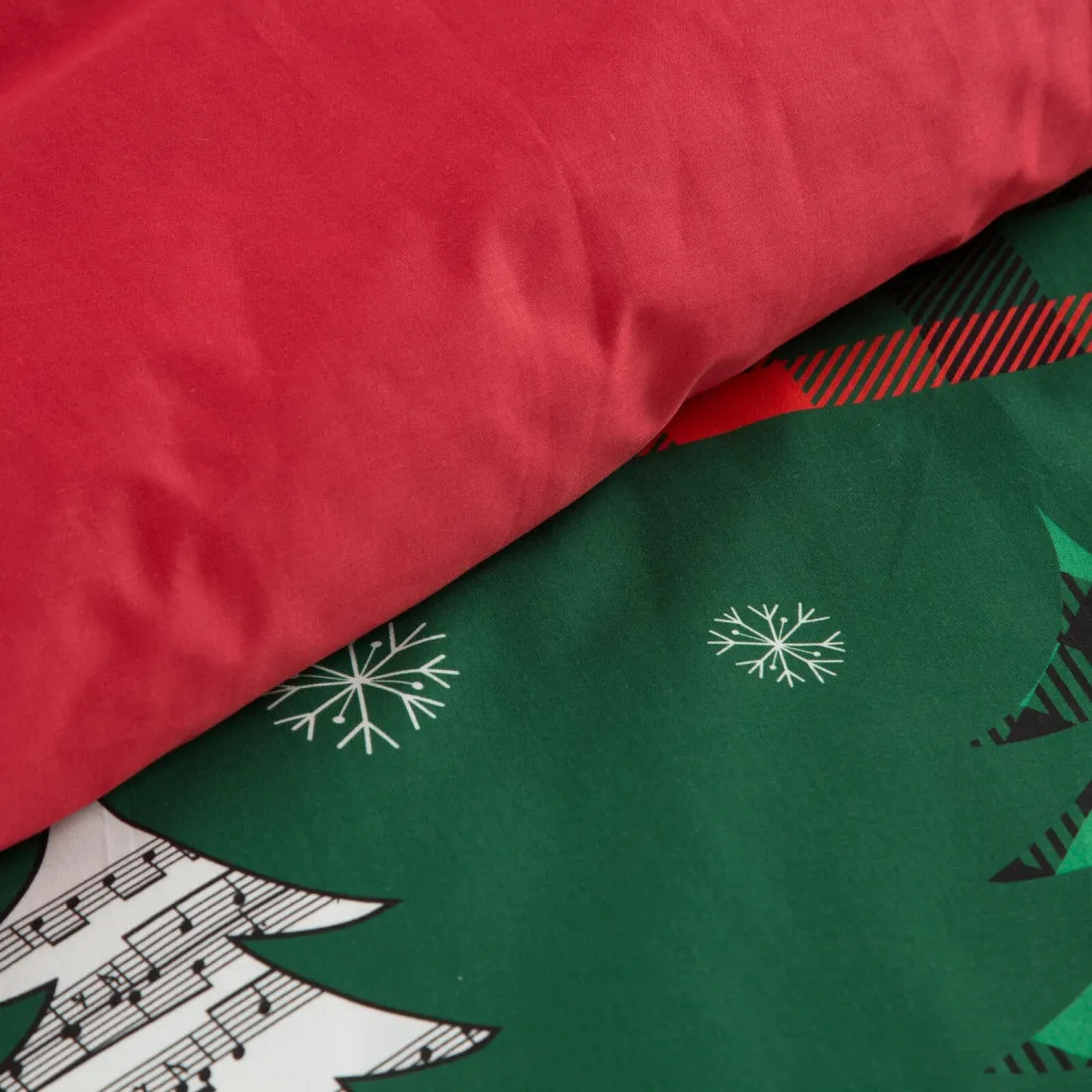 Vianočné posteľné obliečky zdobené motívom vianočných stromčekov z bavlny renforcé 140x200 cm