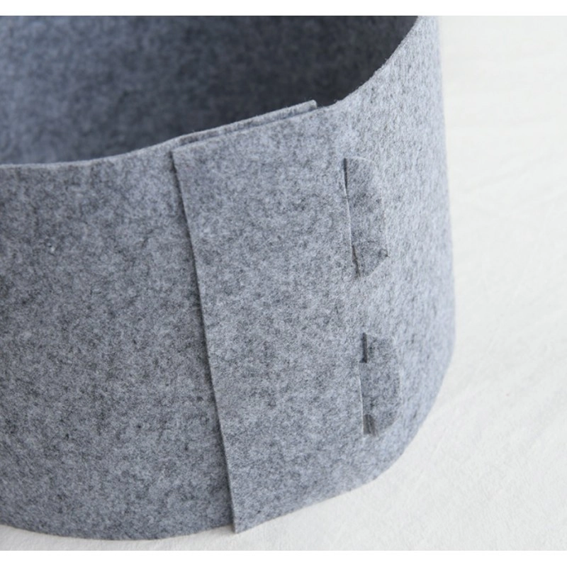 Vianočný obal pod stromček so sobom, sivý