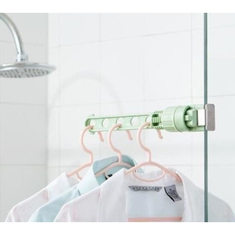 Cestovný vešiak - zelený