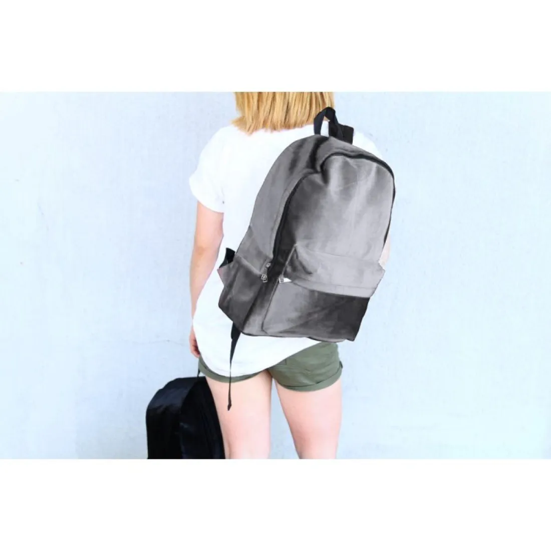 Elegantní sametový batoh - šedý