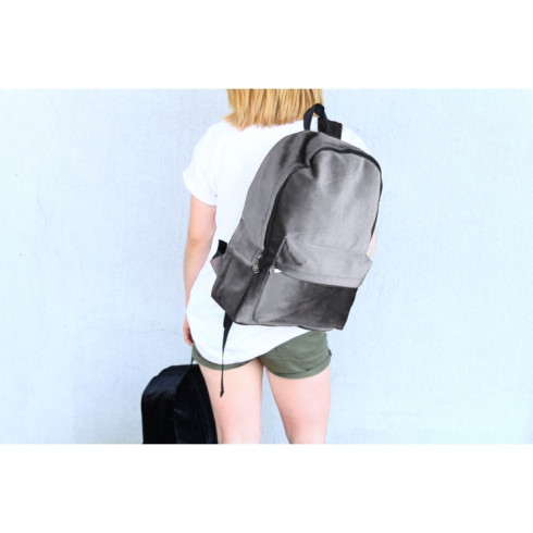 Elegantný zamatový batoh - šedý