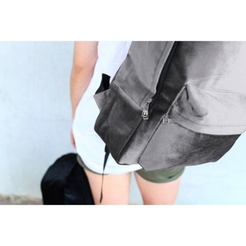 Elegantný zamatový batoh - šedý