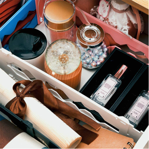 Nastavitelný dělič zásuvek - bílý