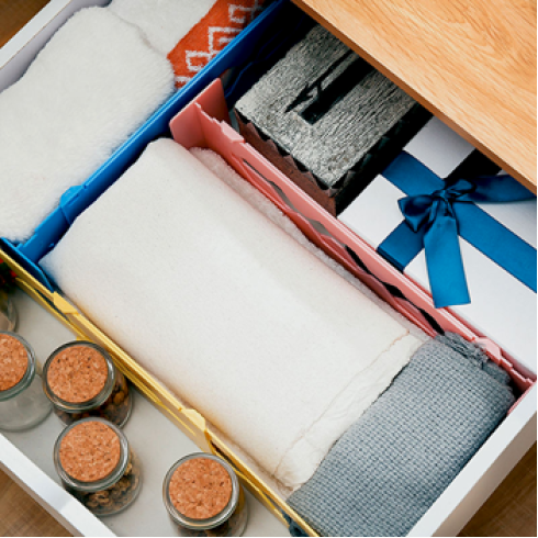 Nastavitelný dělič zásuvek - bílý