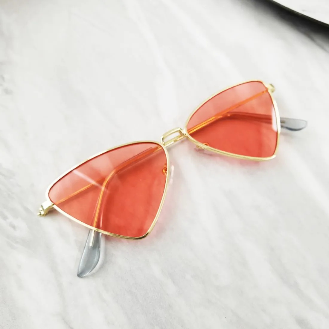 Slnečné okuliare trojuholníkové - červené