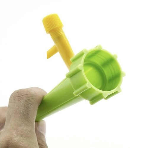 Zavlažovač květináčů na PET láhev