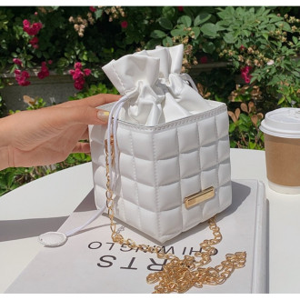 Dámska prešívaná kabelka Aidejavri biela