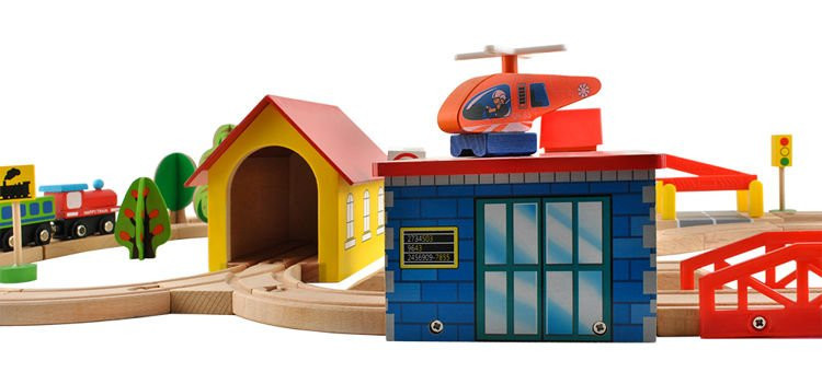 Drevená vláčiková dráha s heliportom 