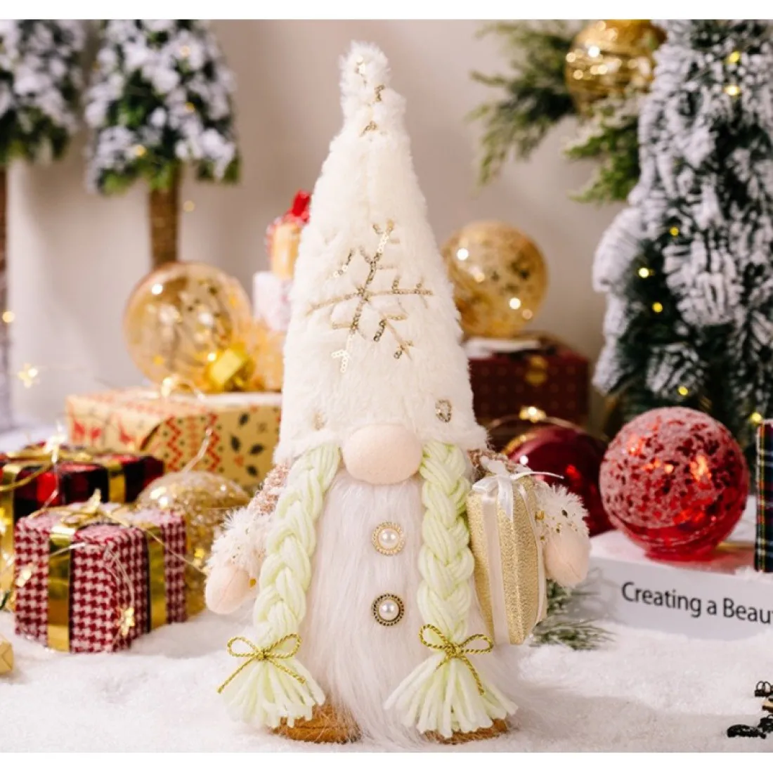 Svítící vánoční skřítek s copánky - 32 cm zlatý