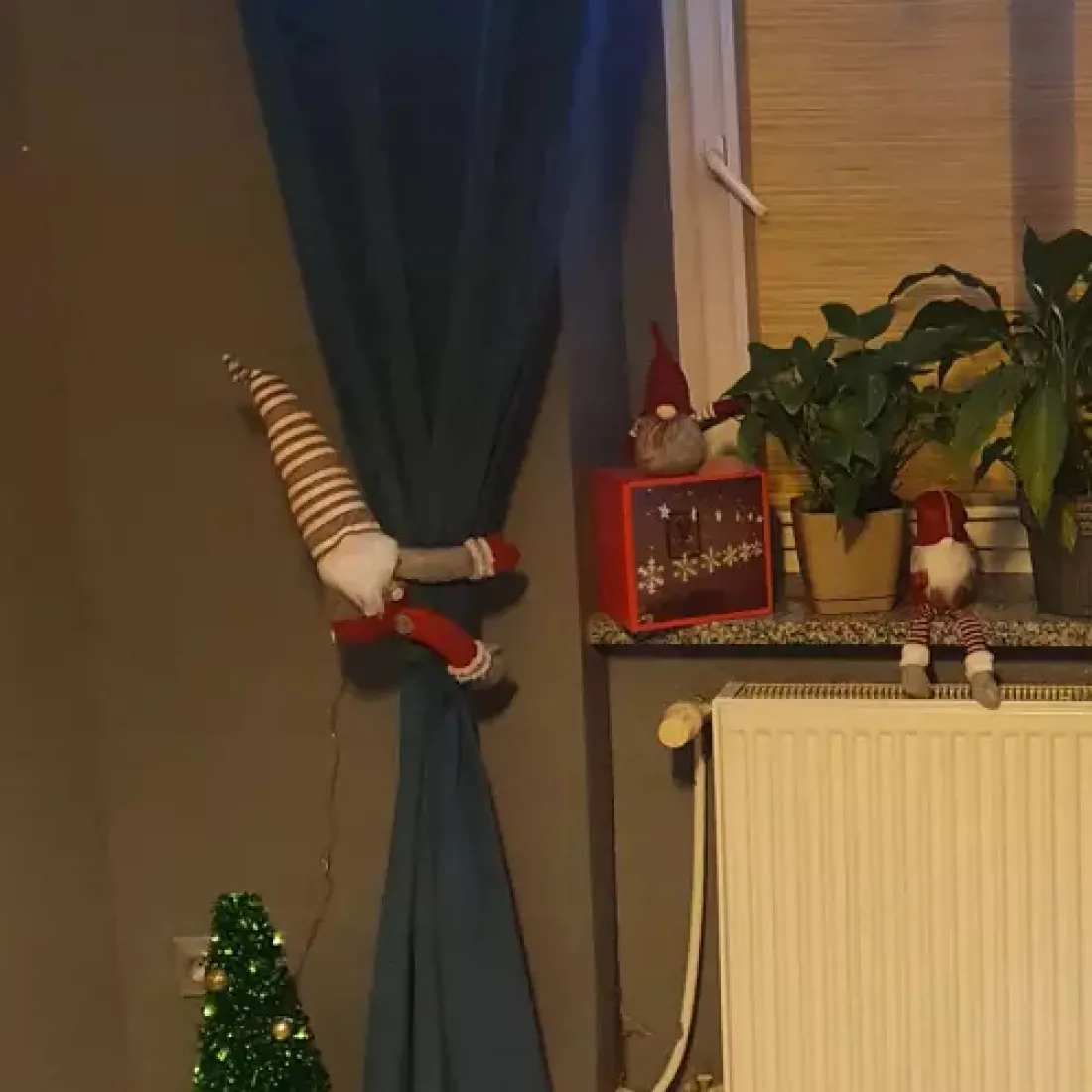 Vianočná spona na záves škriatok